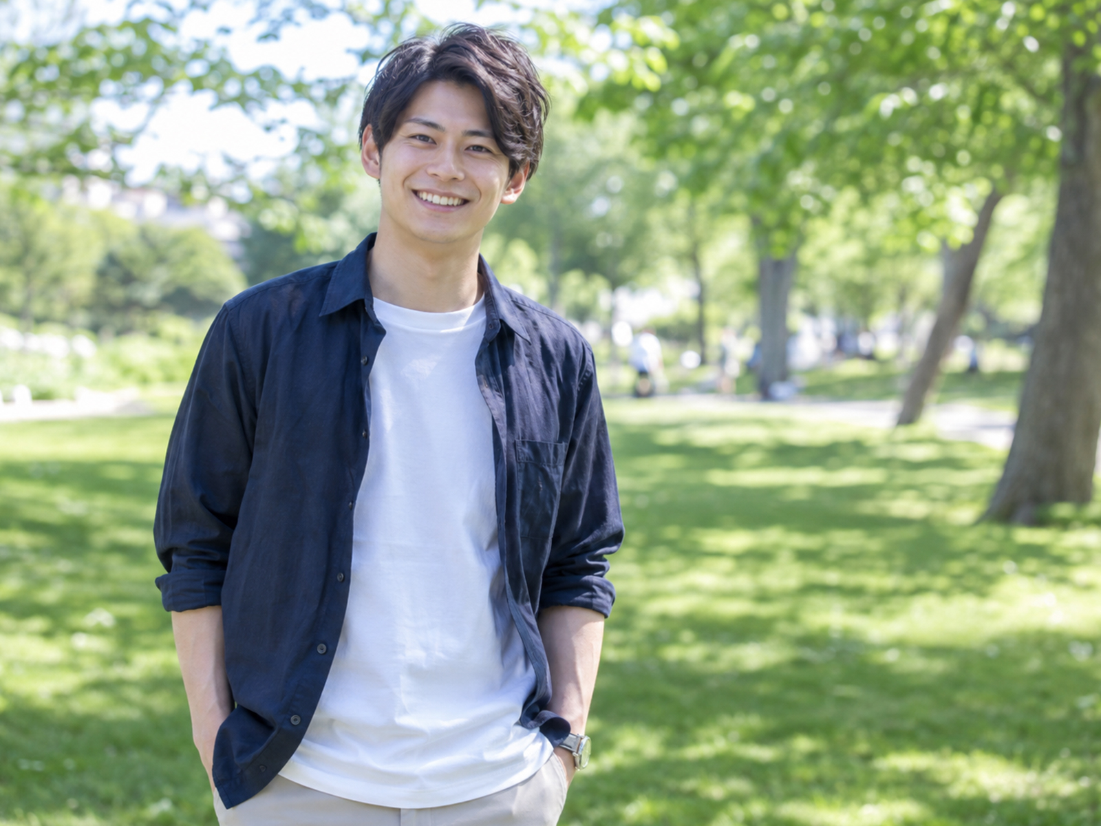 自然なプロフィール写真の撮影や婚活相談をイメージする男性