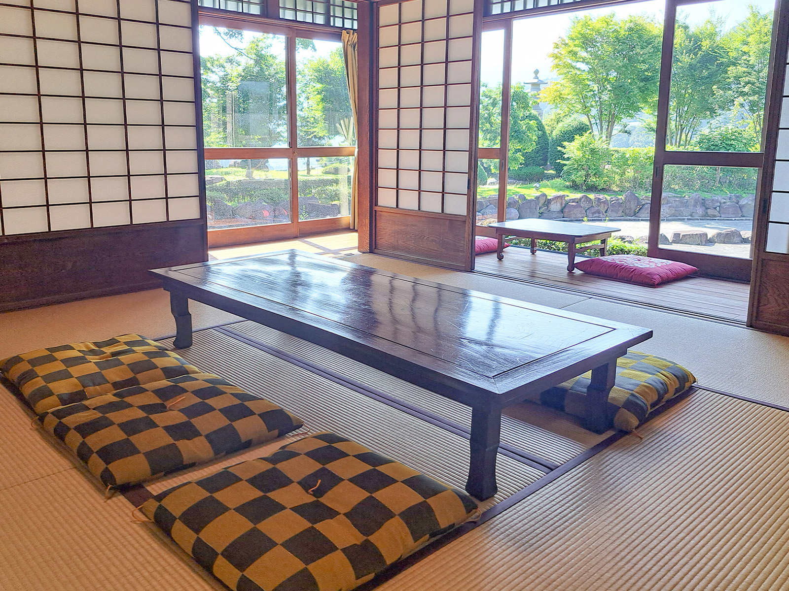 豊門会館の和室と縁側
